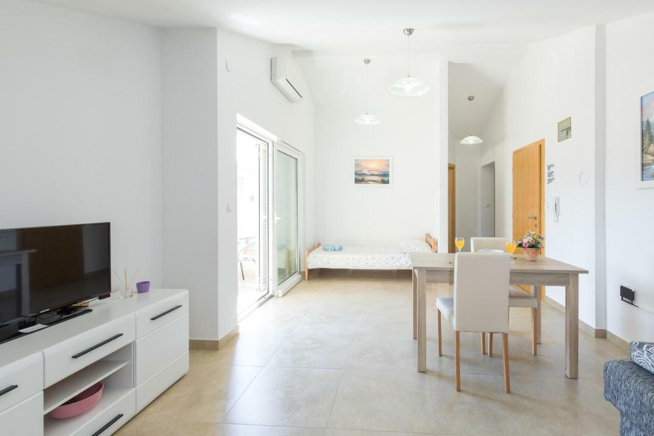 Apartments Nino Malinska Exterior foto